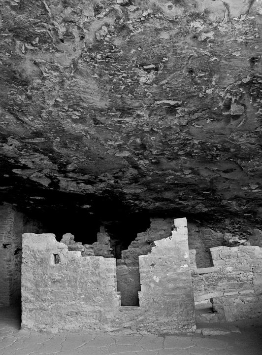 Mesa Verde Spruce House 1082 bw.jpg